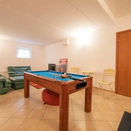 Villa Sleeps 9 Pool Rezzonico