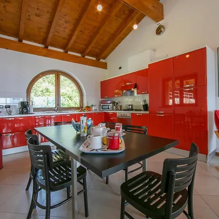 Sleeps 9 Pool Villa Rezzonico