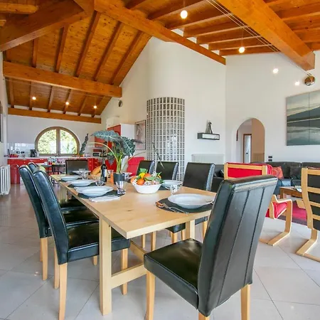 Sleeps 9 Pool Villa Rezzonico