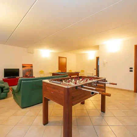 Villa Sleeps 9 Pool